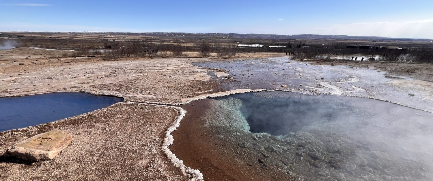 Geysir met op de achtgrond Strokkur