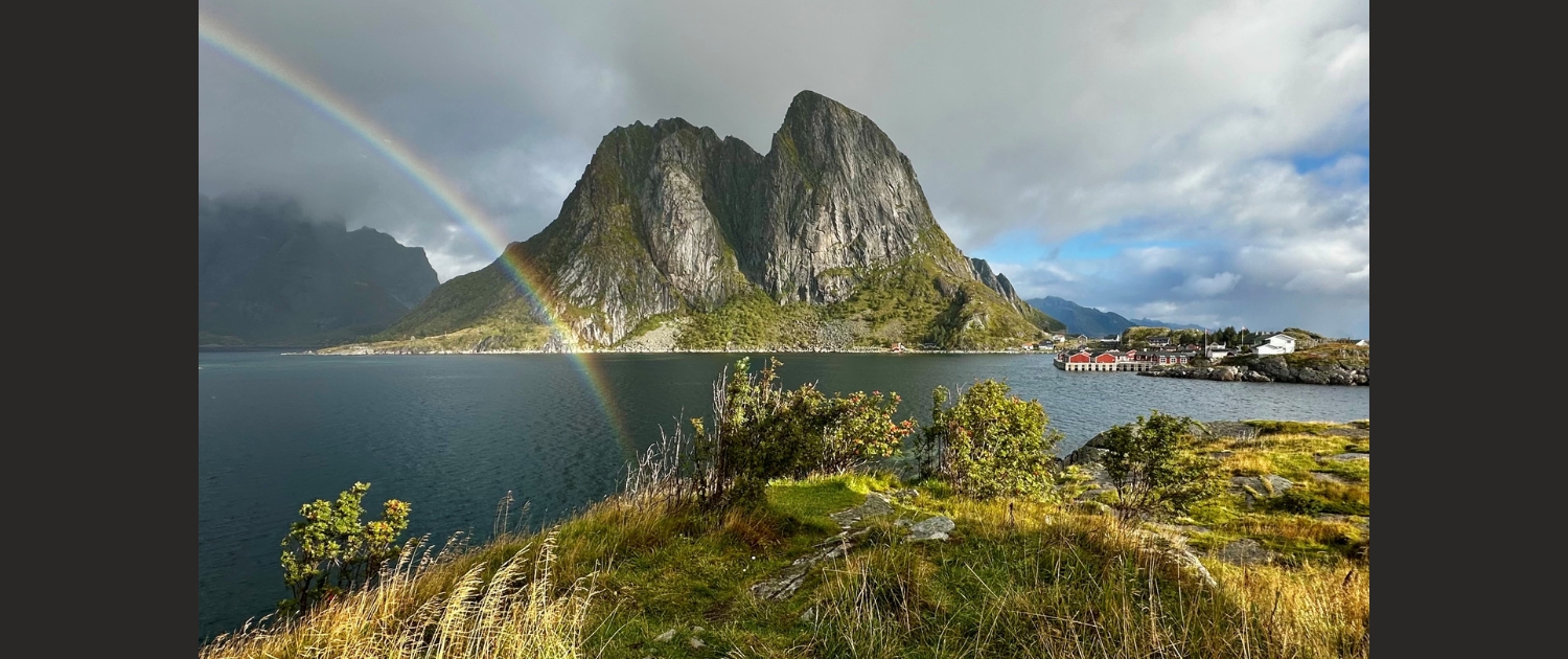 Katinka van den Akker - Zicht op Festhæltinden, Lofoten, Noorwegen